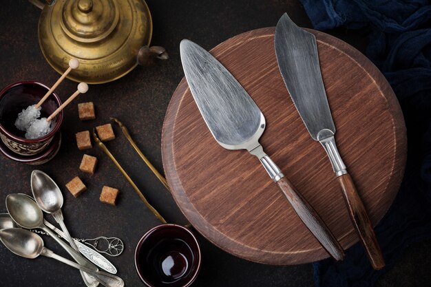 Spatule et couteau vintage pour gâteaux sur une pierre sombre ou un fond de béton