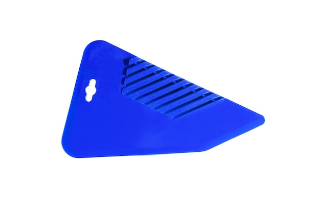 Spatule en plastique bleu pour papier peint Gros plan isolé sur fond blanc