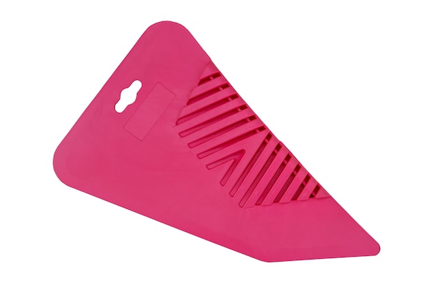 Spatule en plastique rose pour papier peint isolé sur fond blanc