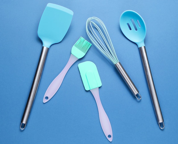 Spatule en silicone pour la cuisson avec manche en métal isolé