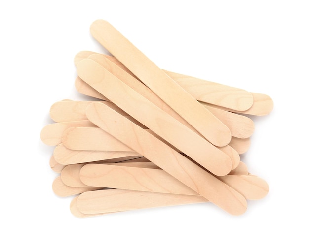 Spatules en bois jetables pour cire à épiler sur fond blanc vue de dessus