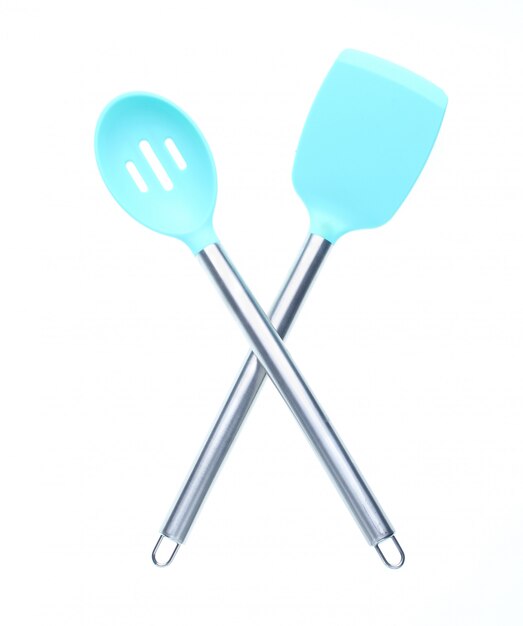 Spatules en silicone pour cuisiner avec poignées métalliques isolées. Vue de dessus.