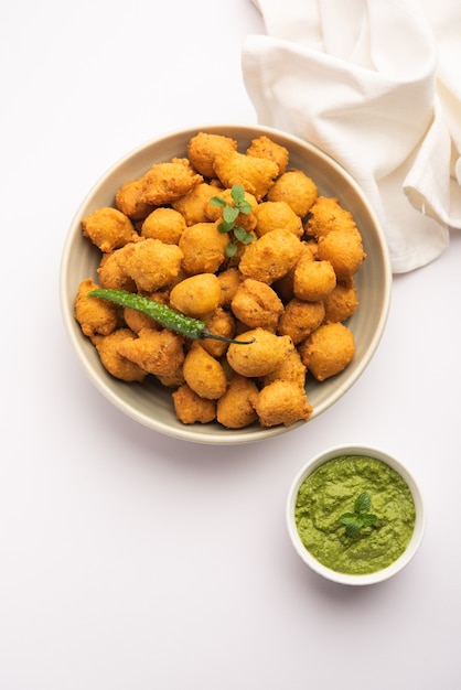 Spécial mousson Moong Dal Vada, Pakoda, Dalwada, Pakora ou Mungdal Bhajiya ou beignets jaunes fendus servis avec chutney vert