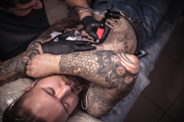 Un spécialiste du tatouage crée un studio de tatouage