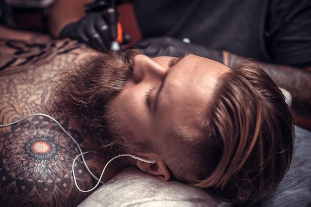 Le spécialiste du tatouage montre le processus de tatouage du studio de tatouage.