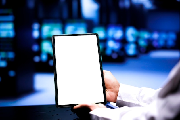 Spécialiste effectue un contrôle du serveur