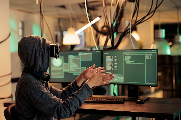 Spécialiste en ligne travaillant avec un casque VR interactif pour casser le cryptage du serveur essayant de voler des informations et des mots de passe Espionne plantant des logiciels malveillants sur des lunettes de réalité virtuelle 3D