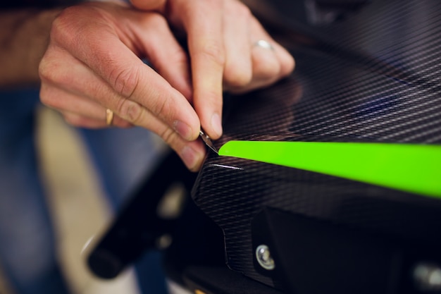 Spécialistes en emballage de VTT pour voiture, enveloppant le véhicule d'un film ou d'une feuille de vinyle vert