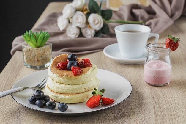 Spécialités japonaises appelées crêpes soufflées servies sur une table en bois