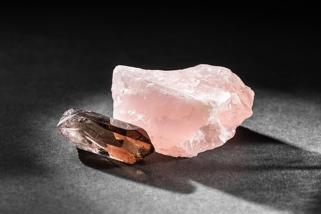 Spécimen de quartz rose et de quartz fumé sur fond noir