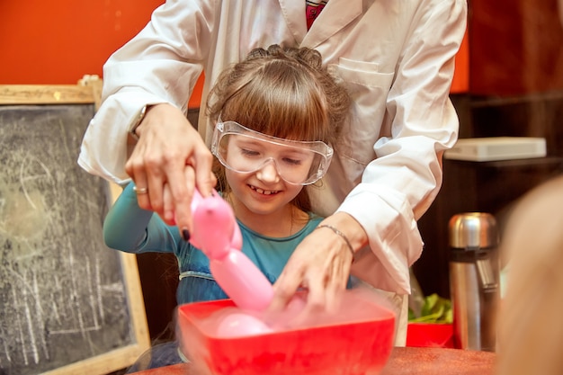 Spectacle chimique pour les enfants. Professeur a effectué des expériences chimiques avec de l'azote liquide sur Birthday fillette.