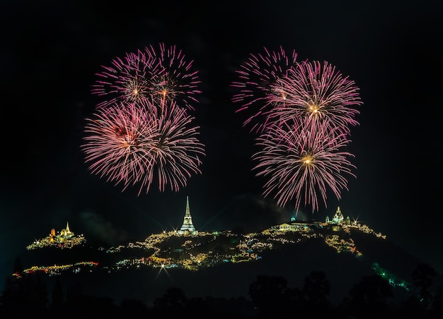 Spectacle de feux d'artifice dans la nuit noire à Phra Nakorn Kiri Khao Wang à Petchaburi Thaïlande