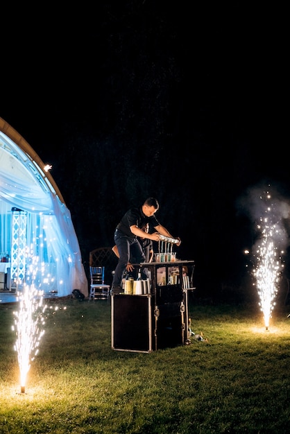 Spectacle de junglers barmans avec des bouteilles avec des torches allumées