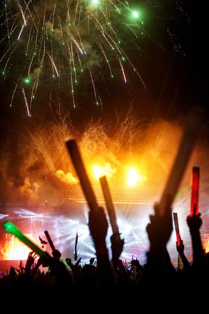 Un spectacle de lumière avec feux d'artifice lors d'un festival d'été.