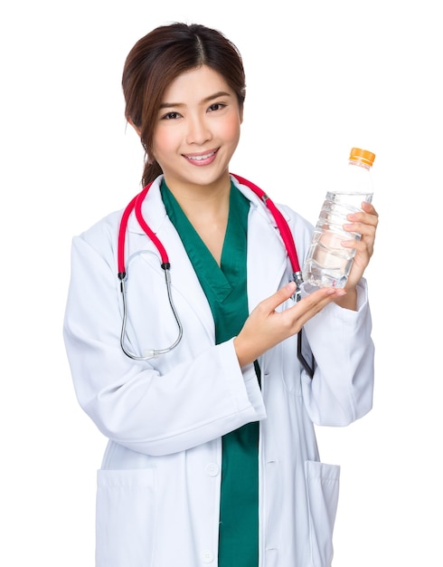 Spectacle de médecin avec une bouteille d'eau
