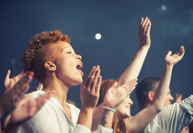 Photo le spectacle le plus épique de leur vie des jeunes se lancent dans la musique lors d'un concert génial