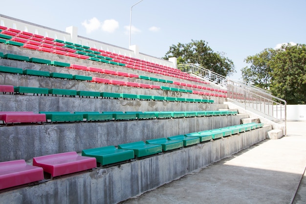 Le spectateur de siège en plastique représente le stade de football