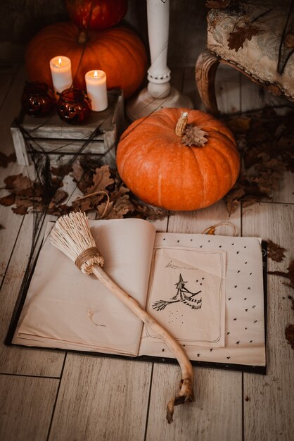 Spellbook sorcellerie pour Halloween, citrouilles et bougies.