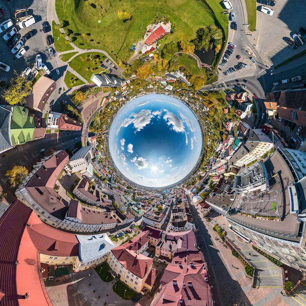Sphère bleue à l'intérieur surplombant la vieille ville développement urbain bâtiments historiques et carrefour avec voitures Transformation du panorama sphérique 360 en vue aérienne abstraite