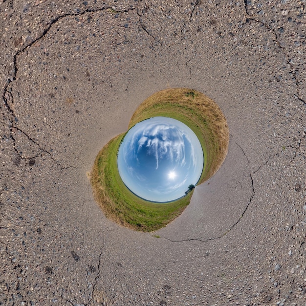 Sphère bleue petite planète à l'intérieur de la route de gravier ou courbure de fond de champ de l'espace