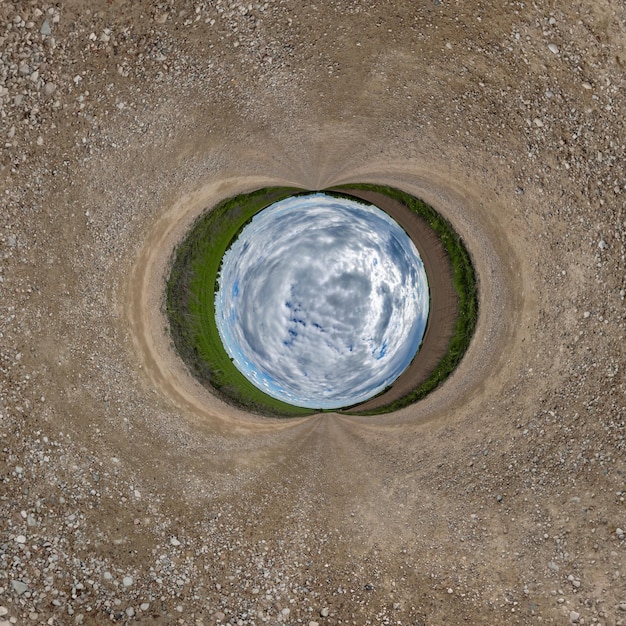 Photo sphère bleue petite planète à l'intérieur de la route de gravier ou courbure de fond de champ de l'espace