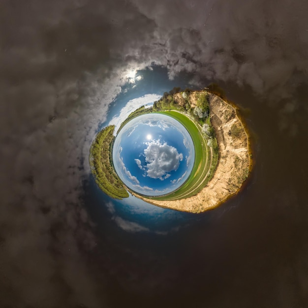 Sphère de trou bleu petite planète à l'intérieur du sable ou de l'herbe sèche fond de cadre rond