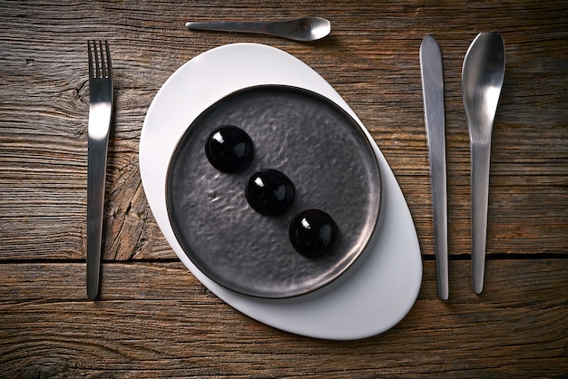 Sphères de concept de cuisine moléculaire en noir