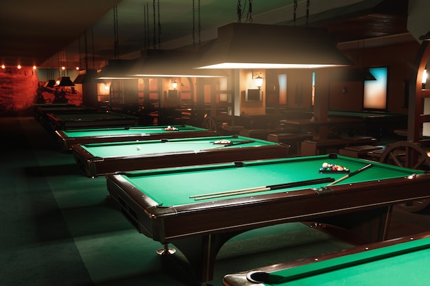 Les sphères et les queues ne reposent pas sur des tables dans une salle de billard. Tissu vert.