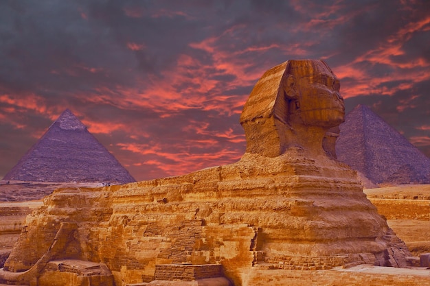 Sphinx dans le contexte des grandes pyramides égyptiennes Plateau de Gizeh Afrique