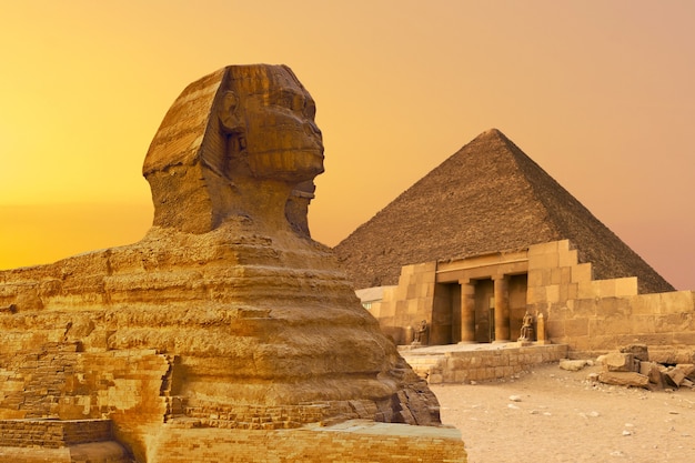 Sphinx sur fond de grandes pyramides égyptiennes. Afrique, plateau de Gizeh.