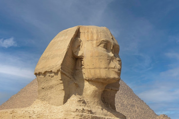 Le sphinx gardant les pyramides d'Egypte