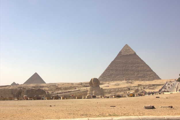 Photo le sphinx avec des pyramides en arrière-plan