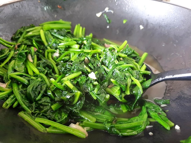 Spinacia oleracea sauté dans la poêle de cuisson