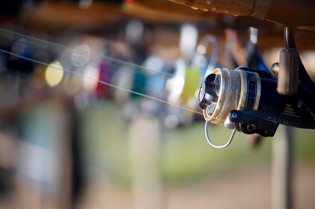 Un spinner de canne à pêche avec fond de bulle flou coloré