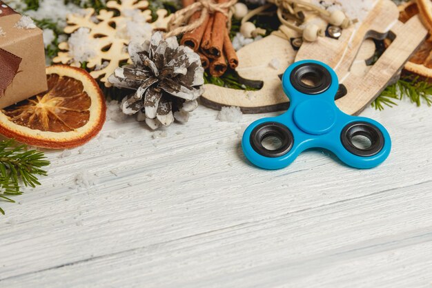 Spinner sur une table en bois blanche avec décoration de Noël