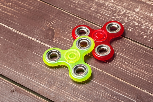 Spinner sur une table en bois