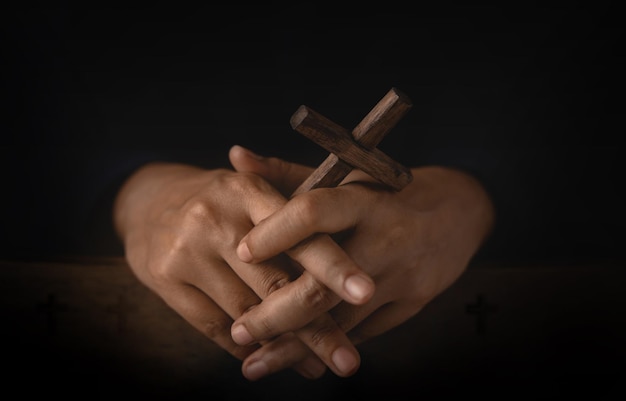 Photo spiritualité religion et espoir concept personne stressée priant dans la chambre noire manière de pratiquer l'esprit et la santé mentale supplication croire et foi pour le ton sombre humain