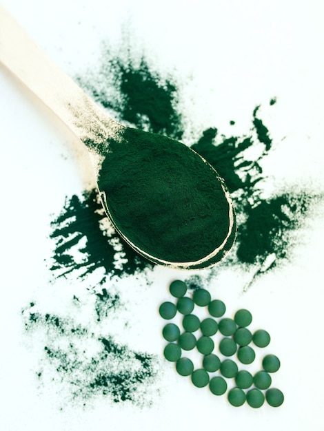 Spiruline hawaïenne verte en poudre dans une cuillère en bois Super aliment mode de vie sain