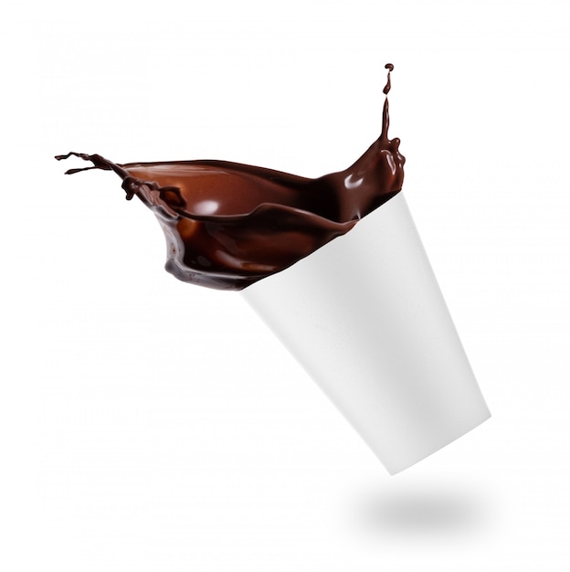 Splash de chocolat chaud en verre blanc