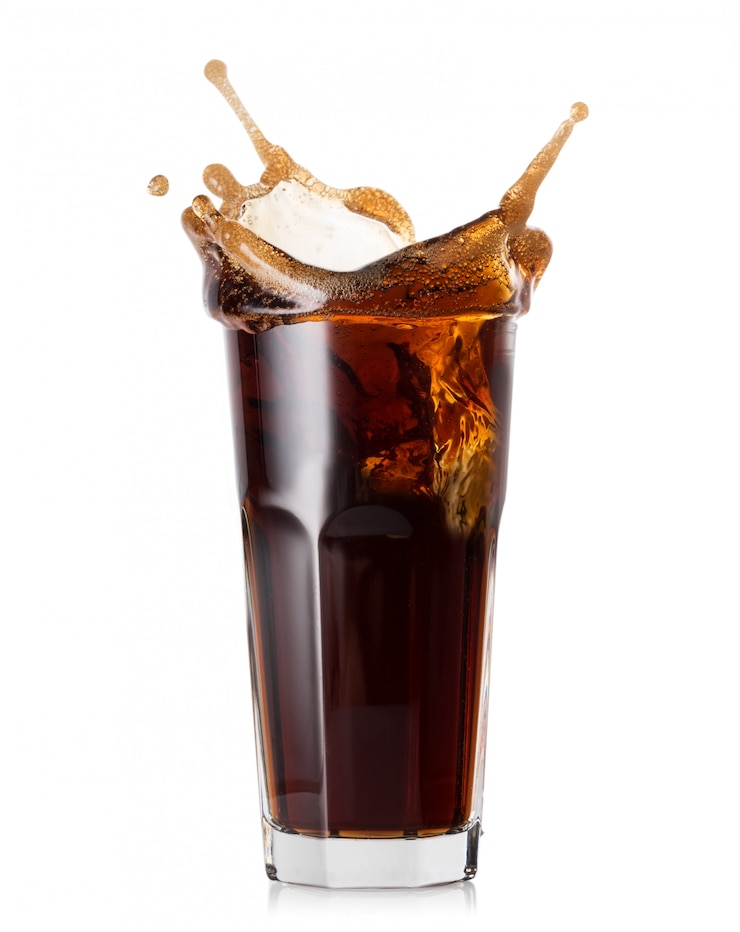 Photo splash dans un grand verre de cola