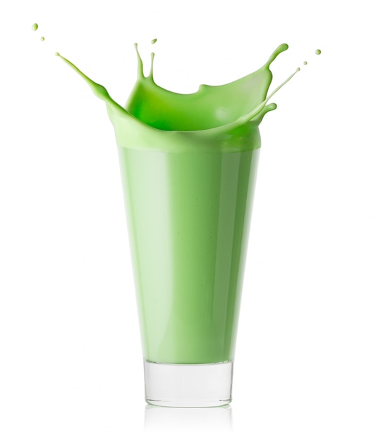 Splash dans un verre de smoothie vert ou de yaourt