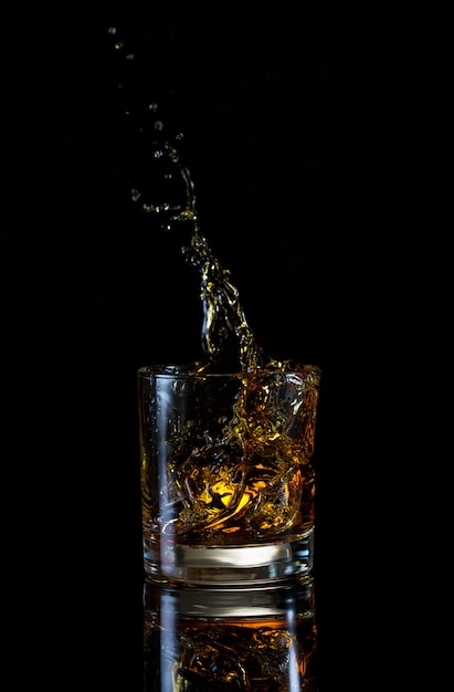 Splash élevé dans un verre de whisky