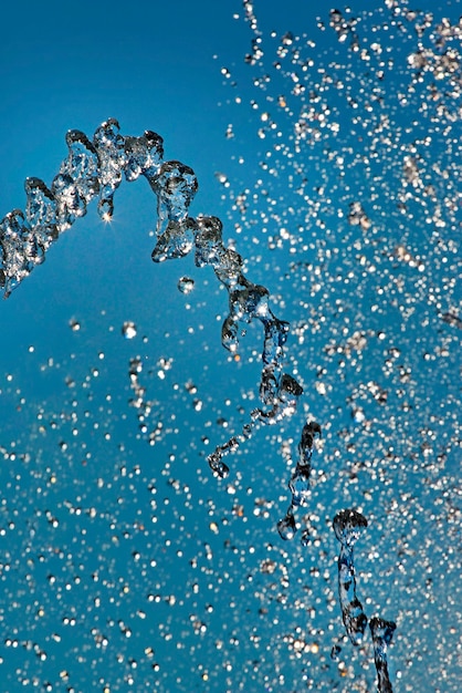 Splash avec des gouttelettes d'eau pétillantes et un ciel bleu