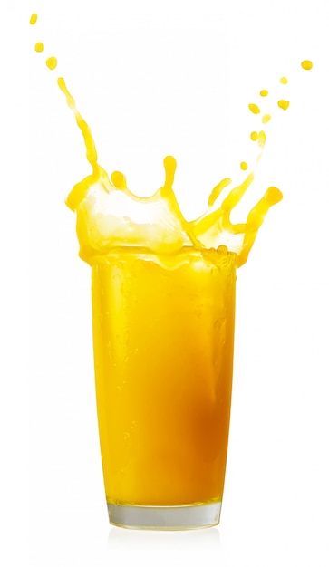 Splash de jus d'orange dans un verre haut