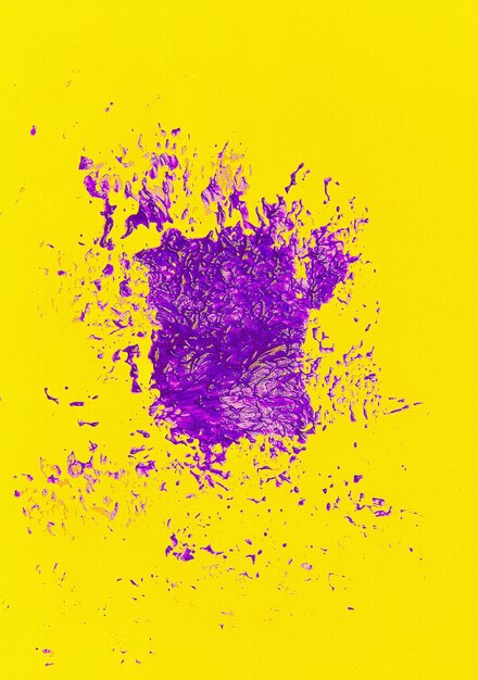 Splash Purple Brush coups de peinture isolé sur fond jaune. Fond d'écran créatif abstrait minimal
