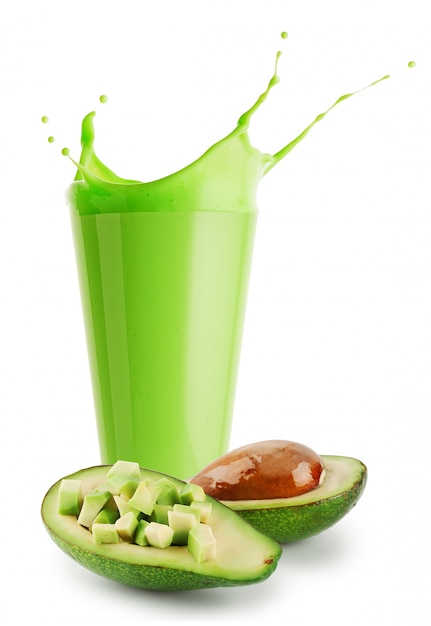 Splash smoothie vert ou yaourt en verre et avocat