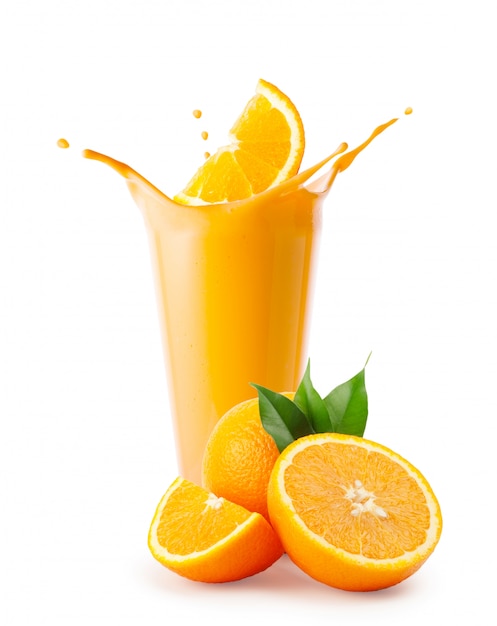 Photo splash de tranche d'orange dans un smoothie ou un yaourt