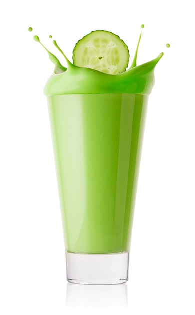 Photo splash de tranches de concombre dans un smoothie vert ou un yogourt