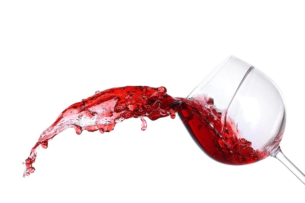 Splash de vin rouge isolé sur blanc