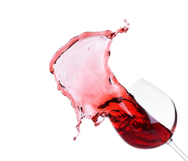 Splash de vin rouge isolé sur le blanc
